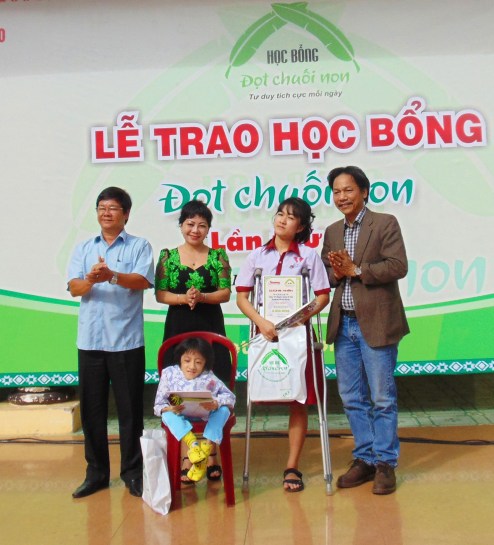 Đại diện Ban Chỉ đạo Tây Nguyên và báo Tiền Phong trao 2 suất học bổng đặc biệt cho Hà Vi và Tú Uyên