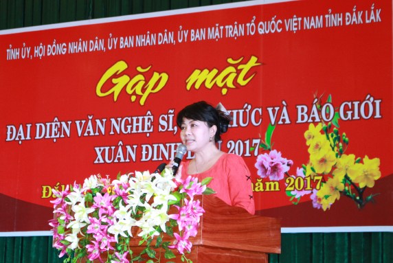 Đại diện báo Tiền Phong phát biểu và đọc vè thời sự tại buổi gặp mặt