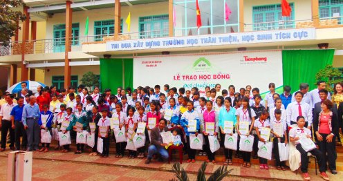 Các đại biểu chụp ảnh cùng 97 học sinh nhận học bổng