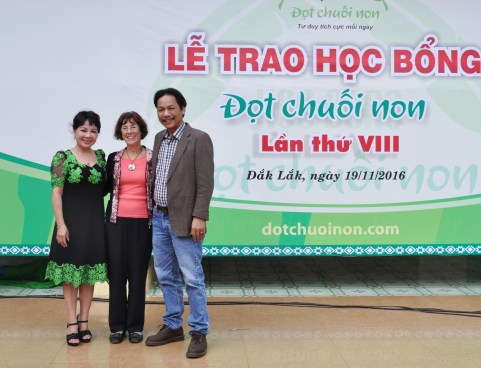 Hai nhà báo của báo Tiền Phong trân trọng giới thiệu sự đóng góp của bà Chủ tịch Hội Hữu nghị Pháp Việt vùng Choisy Le Roi tại lễ trao học bổng