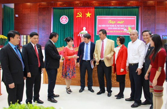 Lãnh đạo tỉnh trò chuyện với đại diện báo Tiền Phong sau buổi gặp mặt