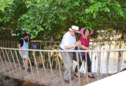 Qua cầu treo bắc ngang sông Sê Rê Pôk