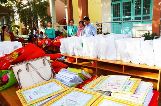 Rất nhiều quà và hoa