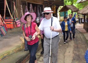 Tay trong tay đôi tình nhân không tuổi hạnh phúc đi khắp thế giới