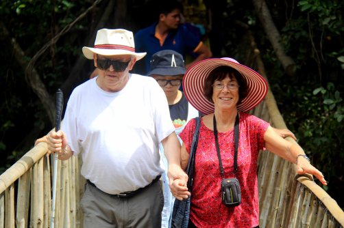 Vợ chồng bà Nikol qua cầu treo Buôn Đôn