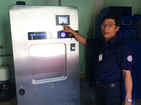 Cán bộ kỹ thuật của bệnh viện ĐK TP Buôn Ma Thuột bên lò hấp rác 7 tỉ 6 vừa sửa xong