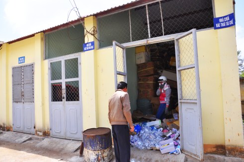 Hai phòng trong dãy nhà chứa rác này hiện đã đục thông để đặt lò hấp rác 7 tỉ 6