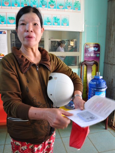 Một bệnh nhân kể phải bỏ sổ Bảo hiểm y tế vì trạm xá xã quá thiếu thuốc