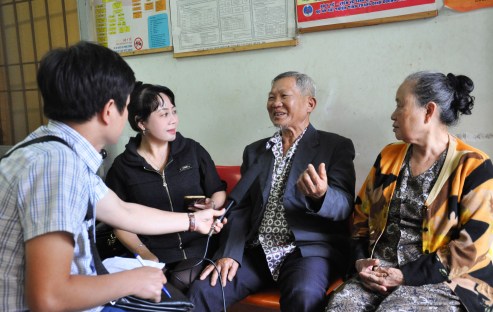 Những bệnh nhân thiếu thuốc kể khổ với nhóm phóng viên