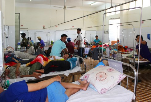 Nhiều bệnh nhân khoa Nội BV ĐK tỉnh bức xúc vì BV thường xuyên thiếu thuốc- Ảnh của Huỳnh Thủy